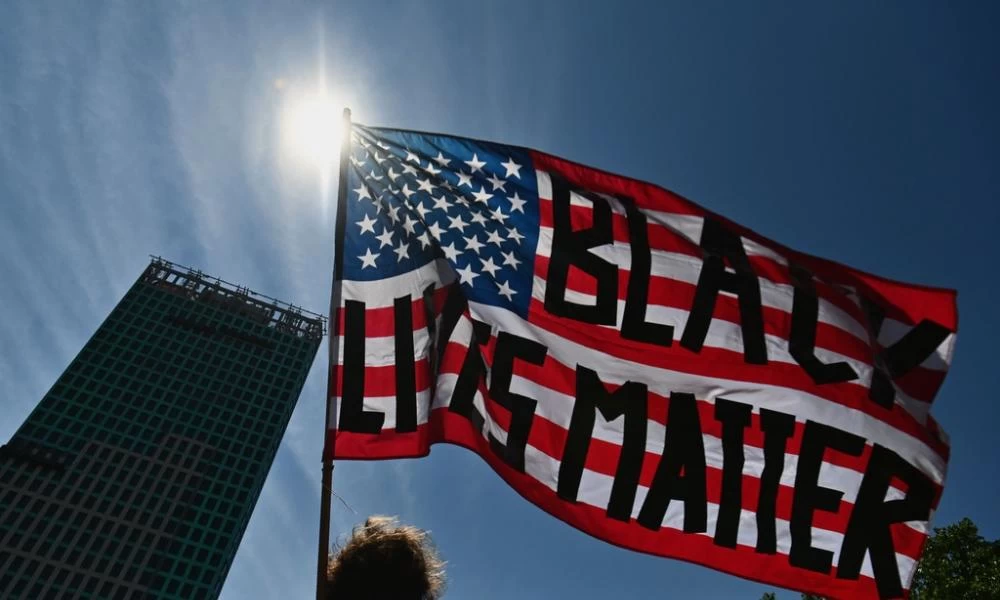 Φόρος τιμής στον Τζορτζ Φλόιντ από την Αμερικανική Πρεσβεία στην Αθήνα